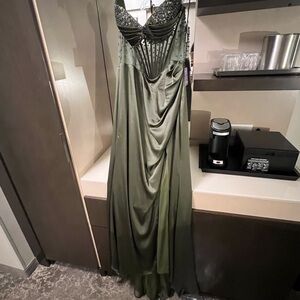 Elegant Green Evening Dress prom/ homecoming
